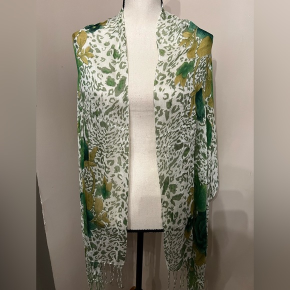 🆕 Beautiful 💯% Viscose scarf. - Picture 4 of 6